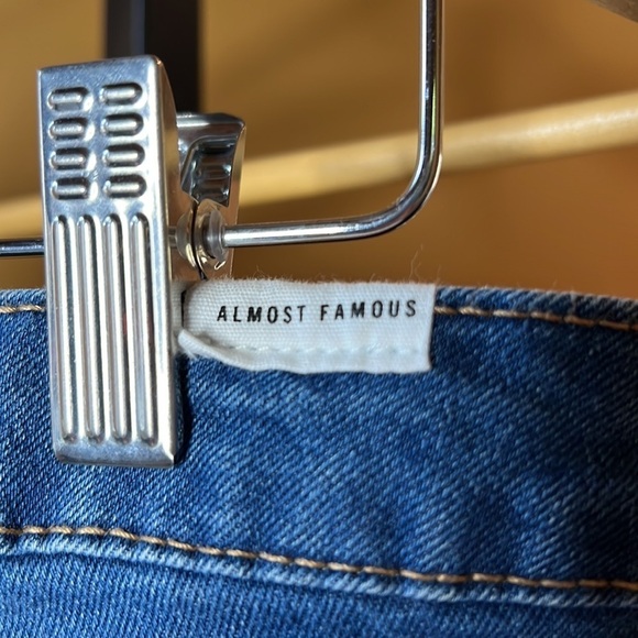 Almost Famous Juniors' High-Rise Destructed Skinny Jeans Size 3 - Picture 9 of 11